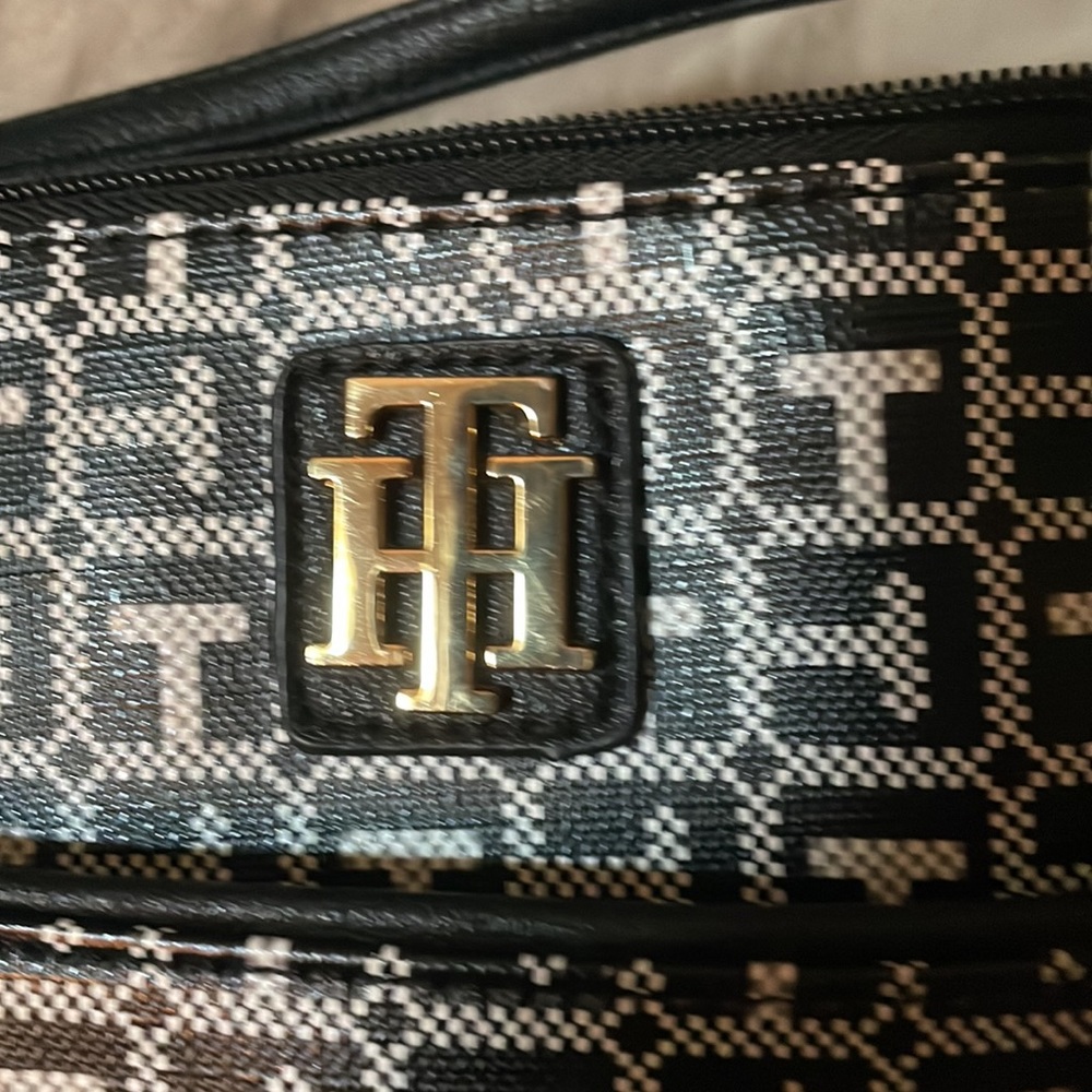 Tommy Hilfiger B&W Monogram, Vegan Leather Crossbody bag. - Picture 12 of 13